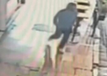 Η στιγμή που ο Κωνσταντίνος Αργυρός τρέχει να βοηθήσει την Αλεξάνδρα Νίκα μετά την παράσυρση