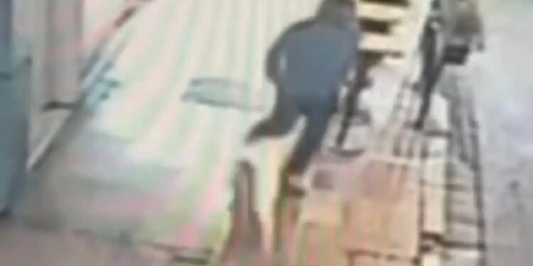 Η στιγμή που ο Κωνσταντίνος Αργυρός τρέχει να βοηθήσει την Αλεξάνδρα Νίκα μετά την παράσυρση