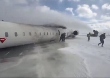 Delta Airlines: Απίστευτες σκηνές μέσα από το αεροπλάνο που αναποδογύρισε και συνετρίβη στην προσγείωση – Βίντεο με τη συντριβή