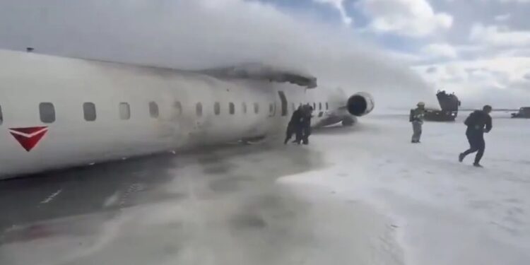 Alldaynews.gr Delta Airlines: Απίστευτες σκηνές μέσα από το αεροπλάνο που αναποδογύρισε και συνετρίβη στην προσγείωση – Βίντεο με τη συντριβή