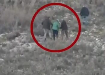 Τύρναβος: Η στιγμή που η μητέρα του Βασίλη Καλογήρου αντικρίζει τη σορό