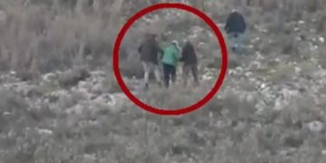 Τύρναβος: Η στιγμή που η μητέρα του Βασίλη Καλογήρου αντικρίζει τη σορό