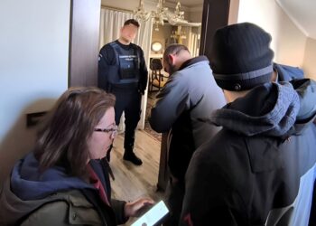 Alldaynews.gr Επιχείρηση έξωσης κατάκοιτου: Υπέστη σοκ κατά την εισβολή αστυνομικών στο σπίτι του (video)