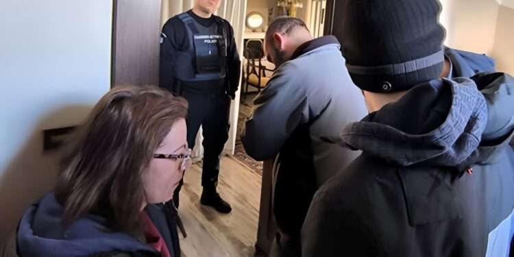 Alldaynews.gr Επιχείρηση έξωσης κατάκοιτου: Υπέστη σοκ κατά την εισβολή αστυνομικών στο σπίτι του (video)