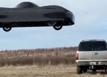 Και όμως πετάει: Βίντεο με πραγματικό ηλεκτρικό ιπτάμενο αυτοκίνητο – Στην παραγωγή από το 2026