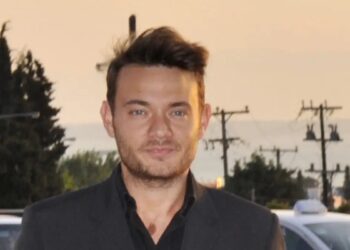 Δημήτρης Γιαννέτος: Γονάτισε μπροστά στον σύντροφό του και τον ζήτησε σε γάμο (video)