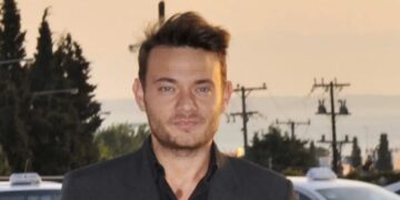 Δημήτρης Γιαννέτος: Γονάτισε μπροστά στον σύντροφό του και τον ζήτησε σε γάμο (video)