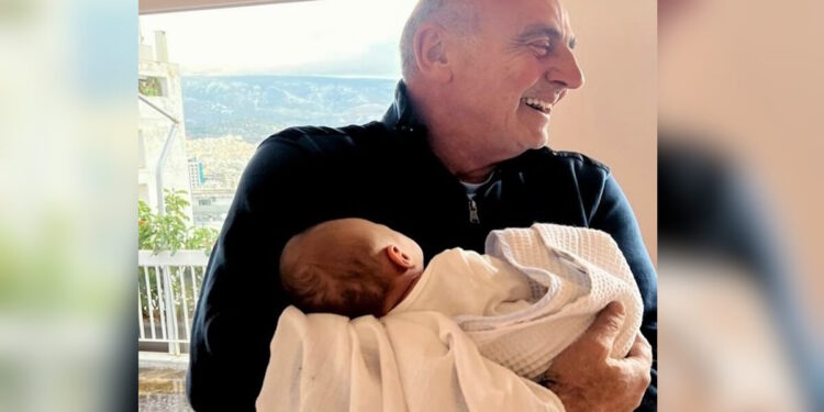 Ο Γιώργος Βουλγαράκης έγινε για πρώτη φορά παππούς – Η αγκαλιά με το νεογέννητο εγγόνι του