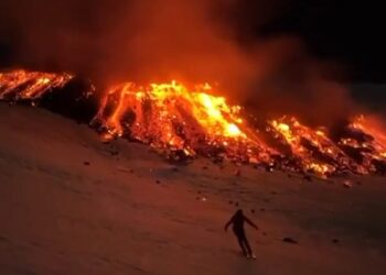 Αίτνα: Συνεχείς εκρήξεις στο ηφαίστειο – Εντυπωσιακές εικόνες με σλάλομ σκιέρ δίπλα στα ποτάμια λάβας