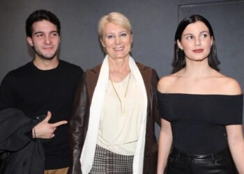 Κώστας Καραμανλής και Νατάσα Παζαΐτη είδαν τα δίδυμα παιδιά τους να παίζουν στη θεατρική παράσταση «Φωνάζει ο κλέφτης»