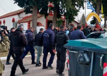 Πλήθος κόσμου στην κηδεία της 52χρονης που σκότωσε ο 59χρονος σύζυγός της – Αστυνομικοί συνόδευαν τον γιο του ζευγαριού