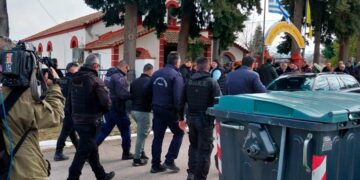 Alldaynews.gr Πλήθος κόσμου στην κηδεία της 52χρονης που σκότωσε ο 59χρονος σύζυγός της – Αστυνομικοί συνόδευαν τον γιο του ζευγαριού