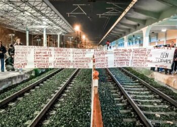 Λάρισα: Φοιτητές απέκλεισαν για 57 λεπτά τις γραμμές του τρένου με τα ονόματα των αδικοχαμένων θυμάτων στα Τέμπη