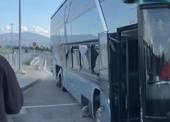 Tpόμος για επιβάτες ΚΤΕΛ – Έσκασε το λάστιχο και προσέκρουσε σε μπάρες