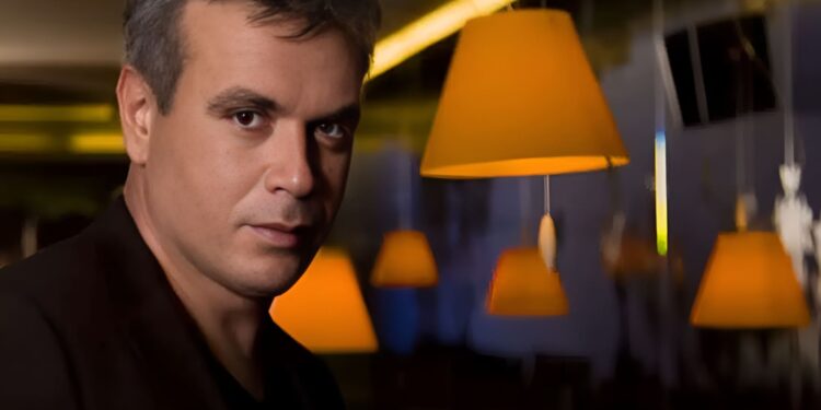 Alldaynews.gr Όταν ο Λιδάκης τραγουδούσε το «Άστρα μη με μαλώνετε» και άναψε την «φλόγα» στις καρδιές των ανθρώπων