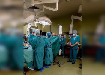 Ενός λεπτού σιγή και υπόκλιση λίγο πριν την λήψη των οργάνων του μικρού Άγγελου – Η καρδιά του στη Γερμανία και οι νεφροί του στην Αθήνα