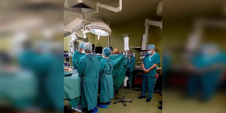 Alldaynews.gr Ενός λεπτού σιγή και υπόκλιση λίγο πριν την λήψη των οργάνων του μικρού Άγγελου – Η καρδιά του στη Γερμανία και οι νεφροί του στην Αθήνα