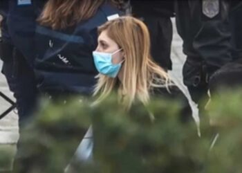 Ρούλα Πισπιρίγκου: Θεατρικό φινάλε στην απολογία της – Η αναπαράσταση με το πανάκι, το «είμαι ζωντανή – νεκρή» και η λιποθυμία της μητέρας της