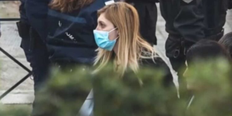 Alldaynews.gr Ρούλα Πισπιρίγκου: Θεατρικό φινάλε στην απολογία της – Η αναπαράσταση με το πανάκι, το «είμαι ζωντανή – νεκρή» και η λιποθυμία της μητέρας της