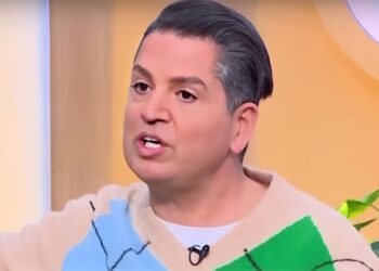 Γιάννης Πουλόπουλος: «Ο ιερέας απαίτησε να ξεβάψουν τα νύχια της μητέρας μου στην κηδεία του αδερφού μου»