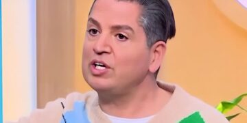 Γιάννης Πουλόπουλος: «Ο ιερέας απαίτησε να ξεβάψουν τα νύχια της μητέρας μου στην κηδεία του αδερφού μου»