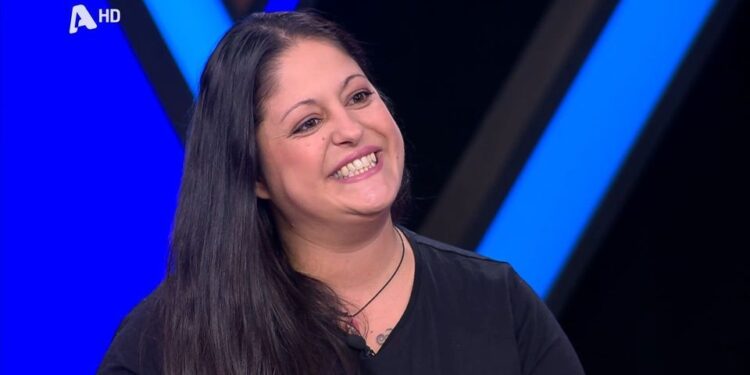 Alldaynews.gr Η Ευαγγελία ερωτεύτηκε παίκτη που είδε στο Deal το 2018, τον έψαχνε για τρία χρόνια και τον παντρεύτηκε (video)