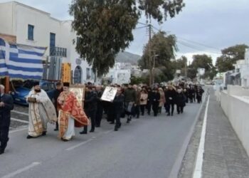 Σαντορίνη: Μεγάλη λιτανεία στο νησί για να σταματήσουν οι σεισμοί (video)