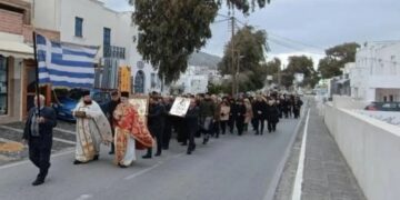 Σαντορίνη: Μεγάλη λιτανεία στο νησί για να σταματήσουν οι σεισμοί (video)