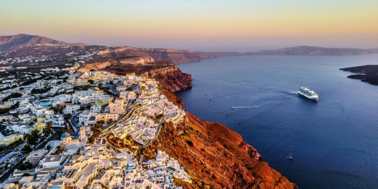 Νέα «βόμβα» από Συνολάκη: «Δεν αποκλείεται να γίνει μία μικρή έκρηξη του ηφαιστείου στη Σαντορίνη» – Ποια τα τρία σενάρια