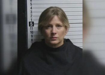 44χρονη μητέρα 2 κοριτσιών συνελήφθη – Αντιμετωπίζει κατηγορίες για σεξουαλική κακοποίηση πολλών ανήλικων αγοριών