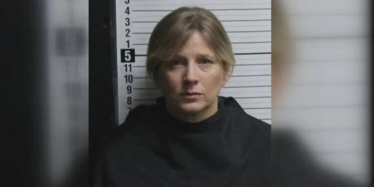 44χρονη μητέρα 2 κοριτσιών συνελήφθη – Αντιμετωπίζει κατηγορίες για σεξουαλική κακοποίηση πολλών ανήλικων αγοριών