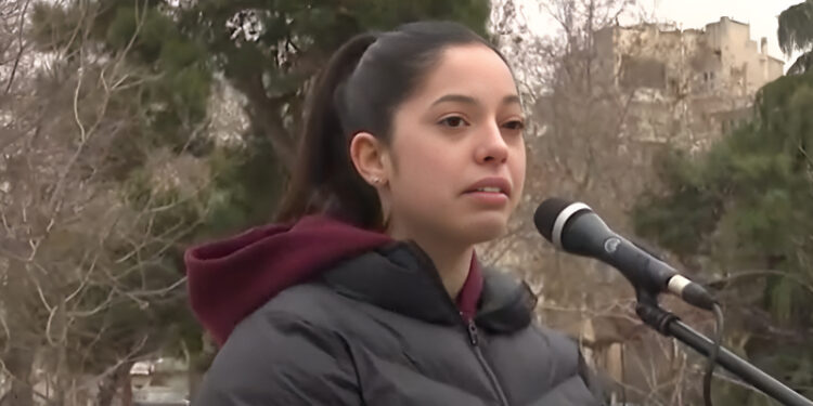 Σταυριανή Μπίρτα: Συγκλονίζει η 16χρονη που έχασε τη νονά της στα Τέμπη – «Ζούμε από τύχη σε αυτή τη χώρα»