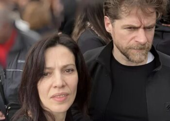 Alldaynews.gr Τέμπη: Μαριλίτα Λαμπροπούλου και Δημήτρης Λάλος μαζί στη συγκέντρωση στο Σύνταγμα