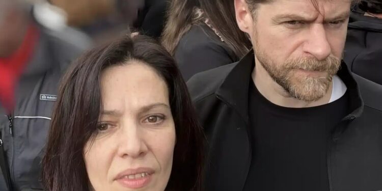 Alldaynews.gr Τέμπη: Μαριλίτα Λαμπροπούλου και Δημήτρης Λάλος μαζί στη συγκέντρωση στο Σύνταγμα