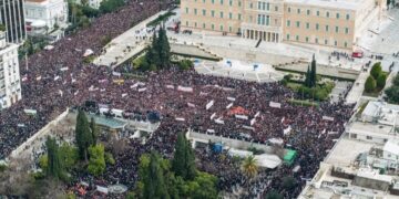 «Γιατί ο Αρκάς δεν λέει τίποτα για τα Τέμπη, ενώ για το Μάτι μιλούσε;» – Η απάντηση του σκιτσογράφου