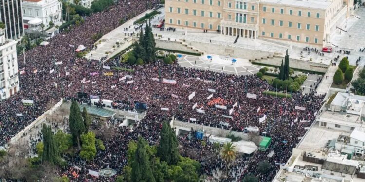 Alldaynews.gr «Γιατί ο Αρκάς δεν λέει τίποτα για τα Τέμπη, ενώ για το Μάτι μιλούσε;» – Η απάντηση του σκιτσογράφου