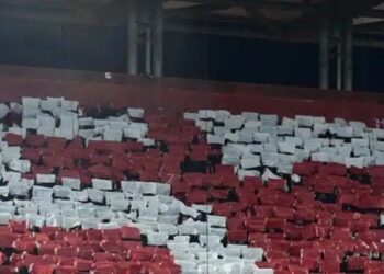 Ανατριχίλα στο «Γ. Καραϊσκάκης» – Πανό και ενός λεπτού σιγή για τα Τέμπη