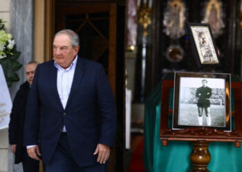 Τάκης Οικονομόπουλος: Το τελευταίο αντίο στο «πουλί» – Πλήθος κόσμου και επωνύμων