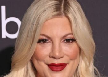 Οργή για την Τόρι Σπέλινγκ που έβαλε τον 7χρονο γιο της να της κάνει μασάζ ενώ ήταν γuμvή