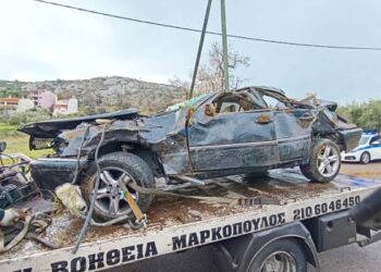 Τραγωδία: Σφοδρό τροχαίο νωρίς το πρωί με έναν 15χρονο νεκρό – Σμπαράλια το αυτοκίνητο (φωτο)