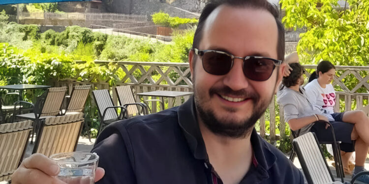 Alldaynews.gr Στοιχείο «βόμβα»: Αuτό βρέθηκε δίπλα από τον Βασίλη Καλογήρου που δείχνει ότι είναι έγκλημα