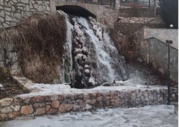 Φλώρινα: Πάγωσε ο καταρράκτης από την χαμηλή θερμοκρασία – Μοναδικό θέαμα τα παγωμένα νερά του