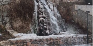 Φλώρινα: Πάγωσε ο καταρράκτης από την χαμηλή θερμοκρασία – Μοναδικό θέαμα τα παγωμένα νερά του