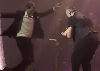 Παύλος Ντε Γκρες: Χόρεψε ζεϊμπέκικο και ο Αντώνης Ρέμος χτυπάει παλαμάκια