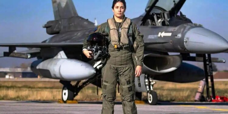 Alldaynews.gr Χρυσάνθη Νικολοπούλου: Η πρώτη γυναίκα πιλότος μαχητικού F-16