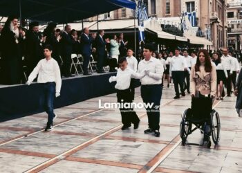 Μαθητής σηκώθηκε από το αμαξίδιο και παρήλασε συγκινώντας με τη δύναμη της ψυχής του