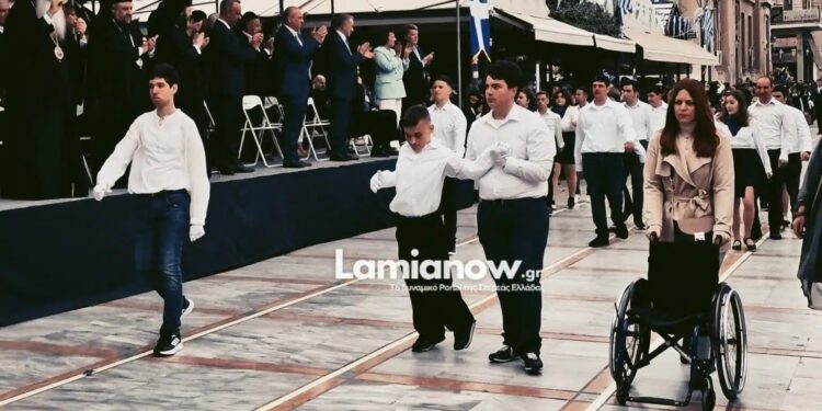 Alldaynews.gr Μαθητής σηκώθηκε από το αμαξίδιο και παρήλασε συγκινώντας με τη δύναμη της ψυχής του