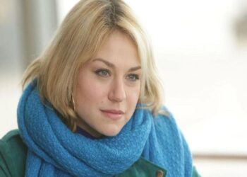 Alldaynews.gr Σοκ: Πέθανε η ηθοποιός Εμιλί Ντεκέν σε ηλικία 43 χρόνων