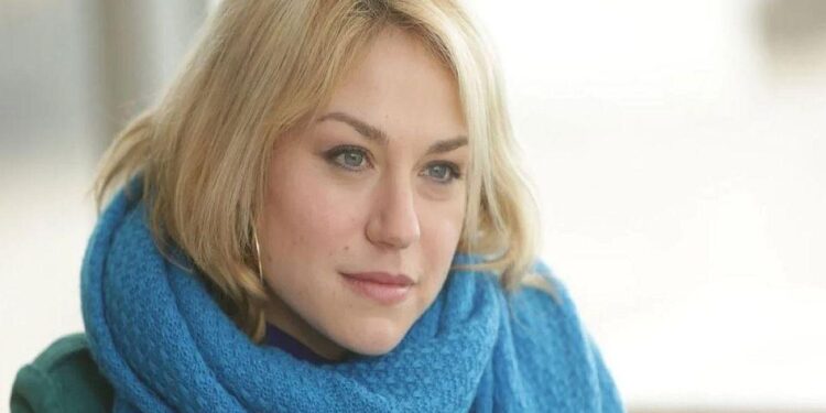 Alldaynews.gr Σοκ: Πέθανε η ηθοποιός Εμιλί Ντεκέν σε ηλικία 43 χρόνων