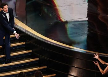 Αηδιαστική κίνηση από τον Έιντριεν Μπρόντι την ώρα που ανεβαίνει στη σκηνή για να παραλάβει το χρυσό αγαλματίδιο